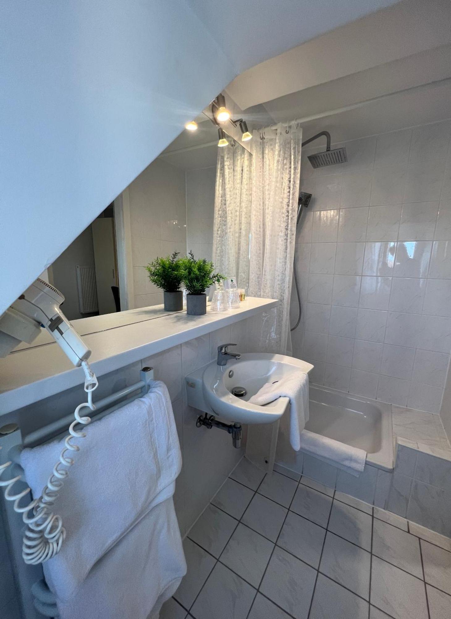 Hotel Pelikan Китцинген Экстерьер фото